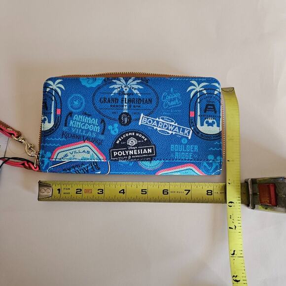 Dooney & Bourke Disney Wristlet Wallet DVC Disney Vacation Club - NWT - Picture 4 of 5